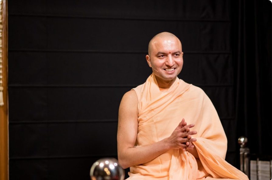 Meditating on swamiji's glorious and divine form 1