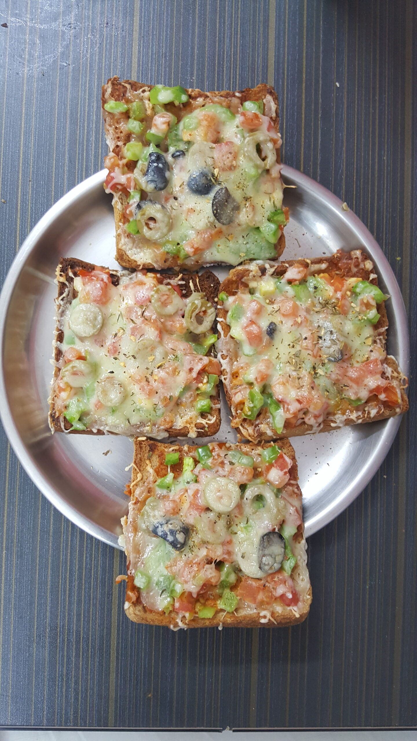 ब्रेड़ पिज्जा 😋😋 1 ब्रेड़ पिज्जा 😋😋 1