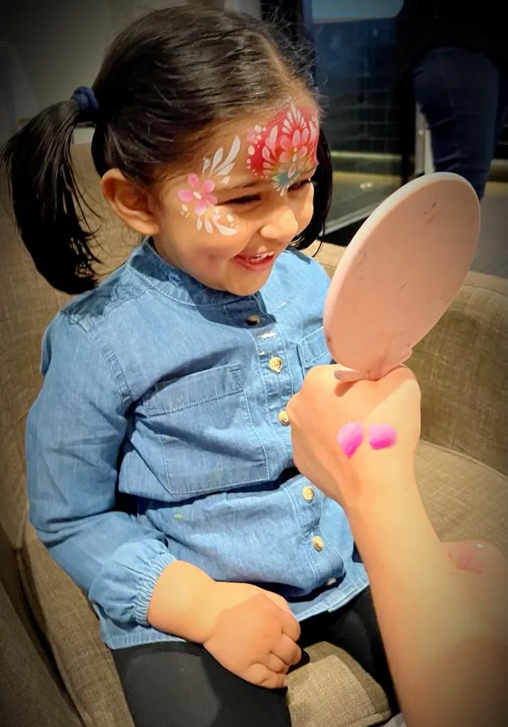 Pappa's pari getting 'face painting' done